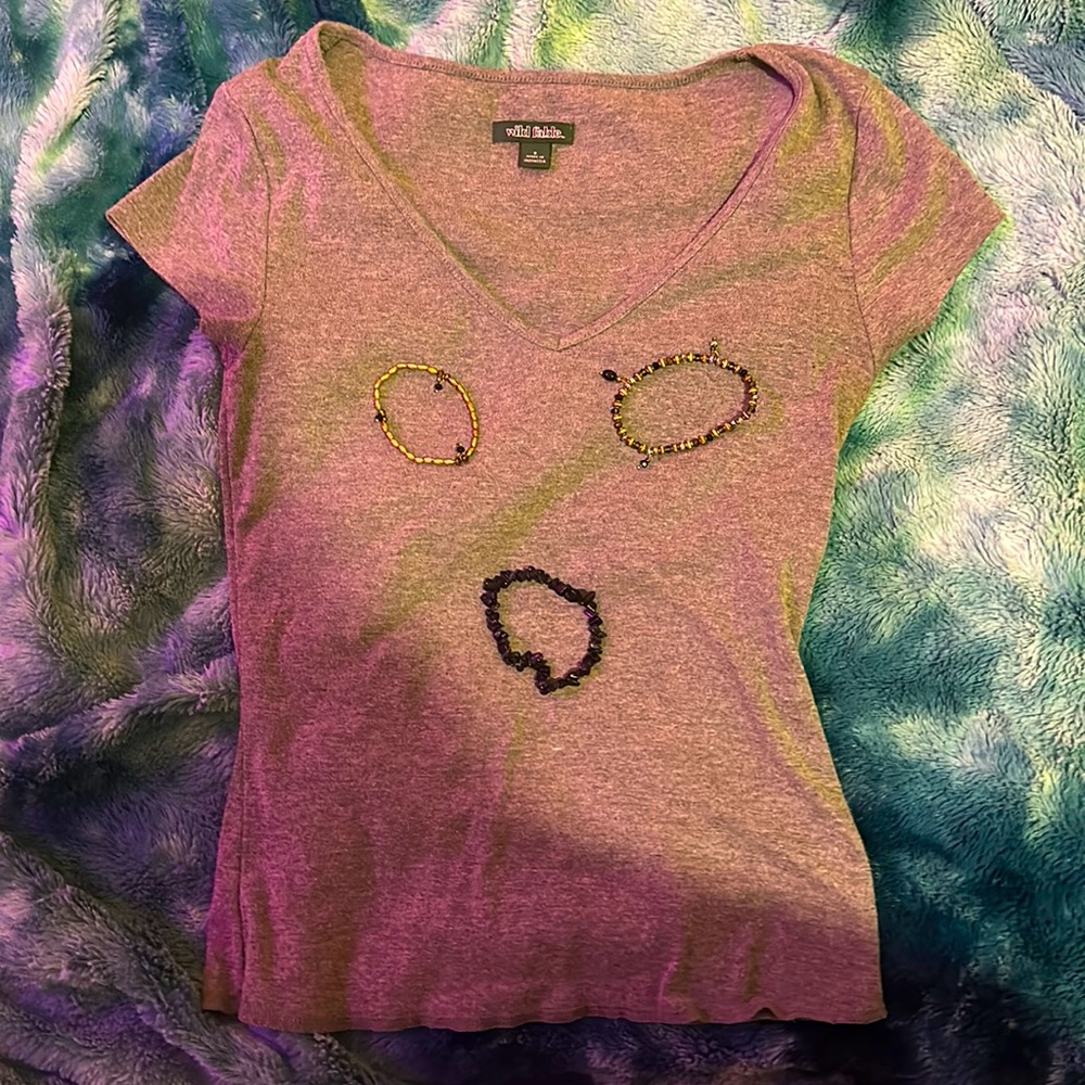I’m selling a v neck shirt with three free bracelets